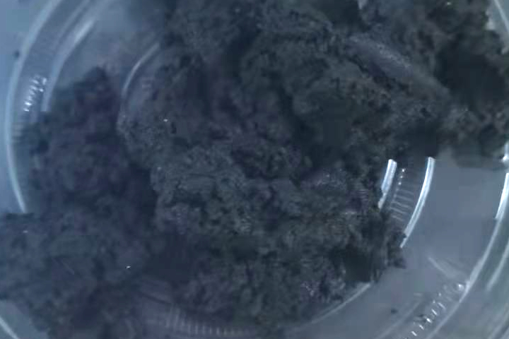 污泥烘干機系統(tǒng)適合于粘性較大的各種污泥干燥，可將含水85％左右的濕污泥脫水到50%左右再烘干成為含水10％以下的干粉