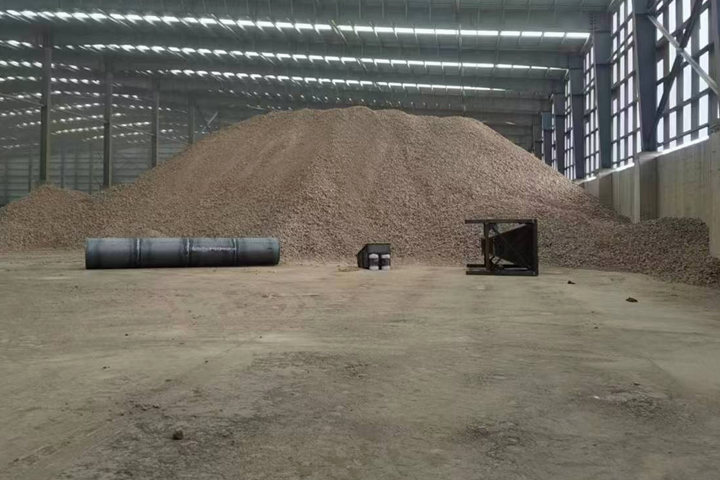 礦石烘干機是東鼎干燥針對冶金建材行業(yè)推出的專用烘干設(shè)備，具有產(chǎn)能大、耐磨損、熱能消耗低、自動化程度高的特點。