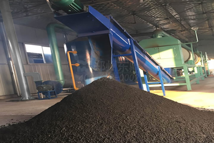 雞糞烘干機(jī)是一種專門用于處理禽畜糞便（如雞糞、牛糞、豬糞等）的干燥設(shè)備，通過(guò)脫水、高溫?zé)犸L(fēng)烘干、消毒滅菌、除臭等工序，將高含水量的糞便轉(zhuǎn)化為低含水量的有機(jī)肥料或飼料，實(shí)現(xiàn)了畜禽糞便的快速高效利用。