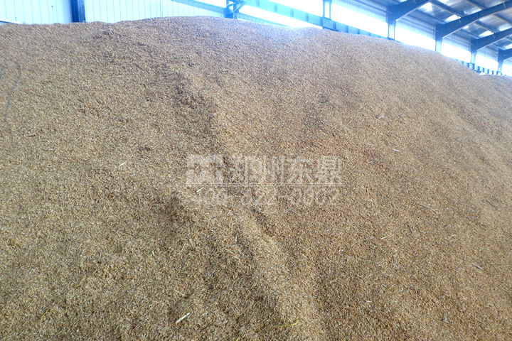 在家具制造行業(yè)生產(chǎn)過(guò)程中會(huì)產(chǎn)生大量的鋸末、刨花，這些木質(zhì)物料是加工優(yōu)質(zhì)生物質(zhì)顆粒的好原料，但由于水分過(guò)高直接壓制顆粒會(huì)影響顆粒品質(zhì)，為了控制鋸末的含水率，我司開(kāi)發(fā)成套鋸