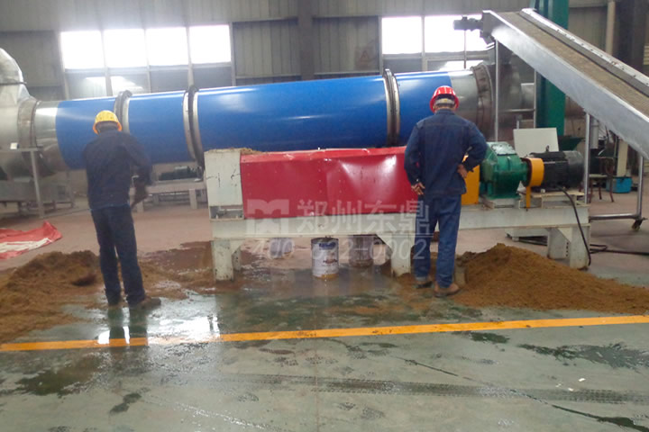 螺旋擠壓式酒糟脫水機(jī)可以調(diào)整壓力和轉(zhuǎn)速，控制酒糟物料脫水效果。